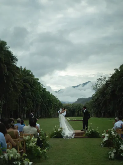 Os convidados assistindo à cerimônia, com a Serra do Mar coberta de nuvens ao fundo