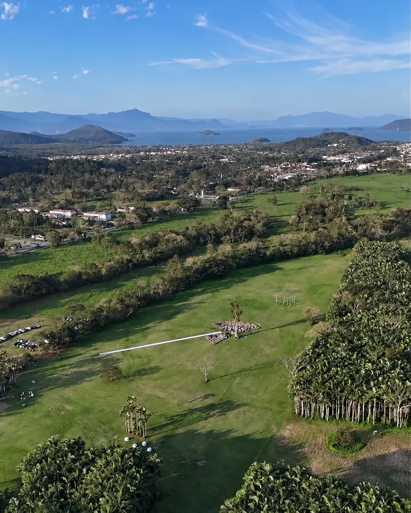 Vista aérea mostrando a Via Palma, a cidade de Paraty e o mar ao fundo