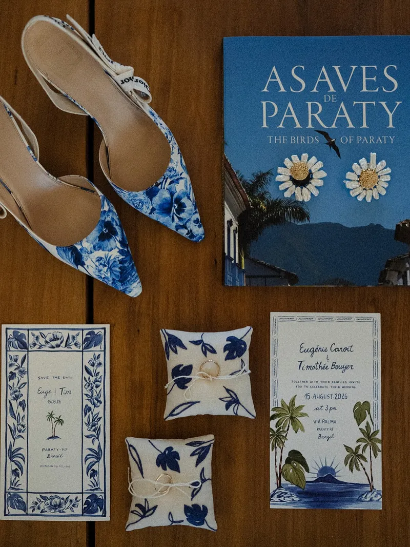 Os sapatos da noiva, os convites com azulejos e o livro As aves de Paraty