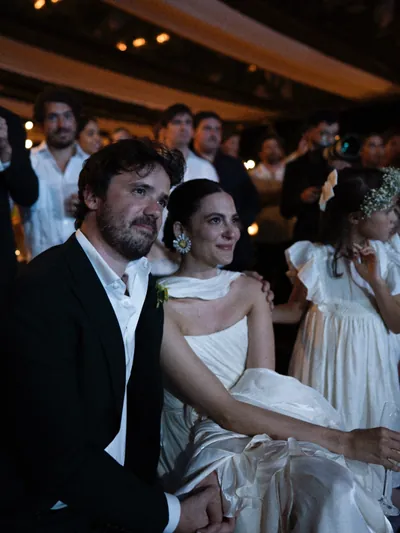 Os noivos na festa, com a daminha ao lado